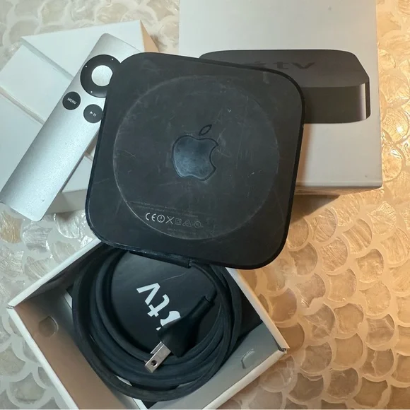 3rd Generation Apple TV - Picture 6 of 7